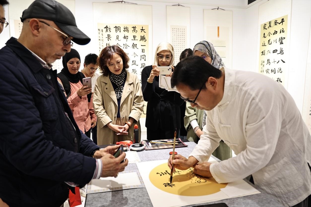 中摩書法老師在共同創(chuàng)作。拉巴特中國(guó)文化中心供圖