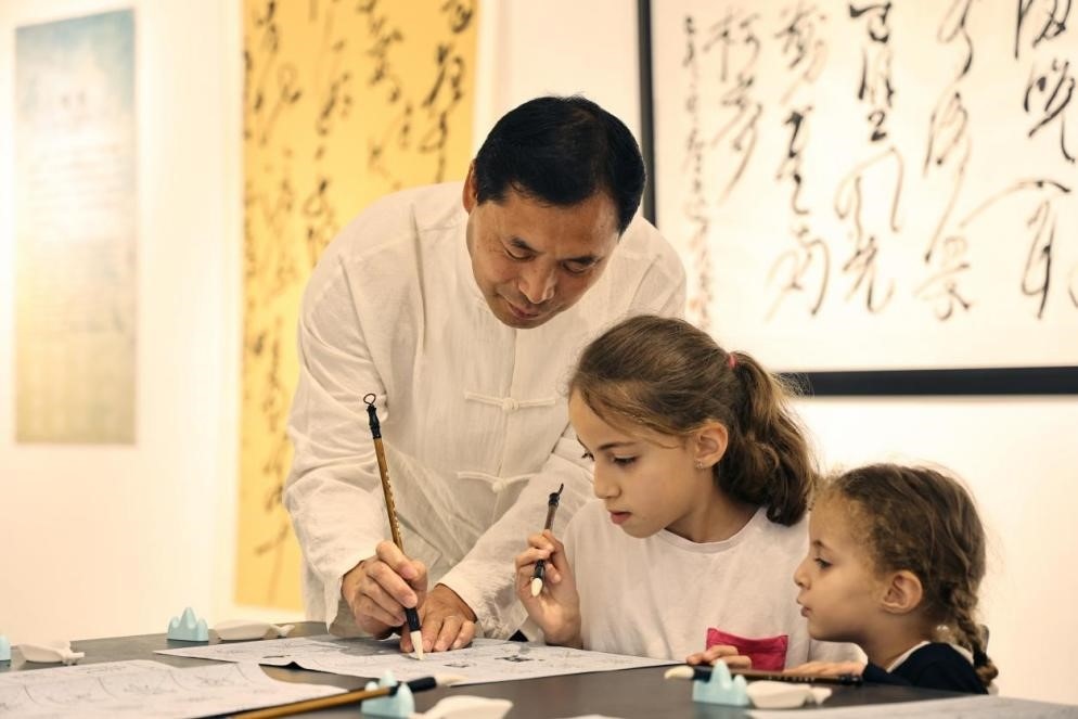 中國(guó)書法老師帶領(lǐng)現(xiàn)場(chǎng)觀眾體驗(yàn)書法。拉巴特中國(guó)文化中心供圖