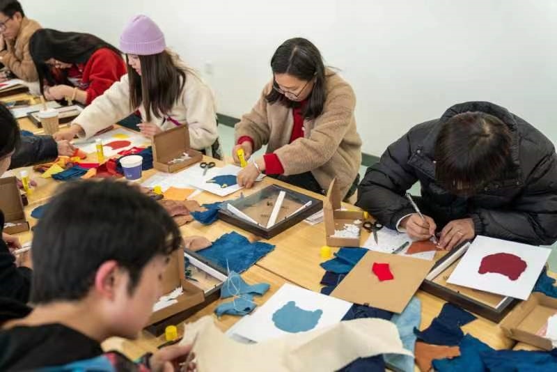 2024年2月，群眾在貴州省民族博物館老師帶領(lǐng)下開(kāi)展拼布、拓印等非遺手工體驗(yàn)活動(dòng)。受訪者供圖