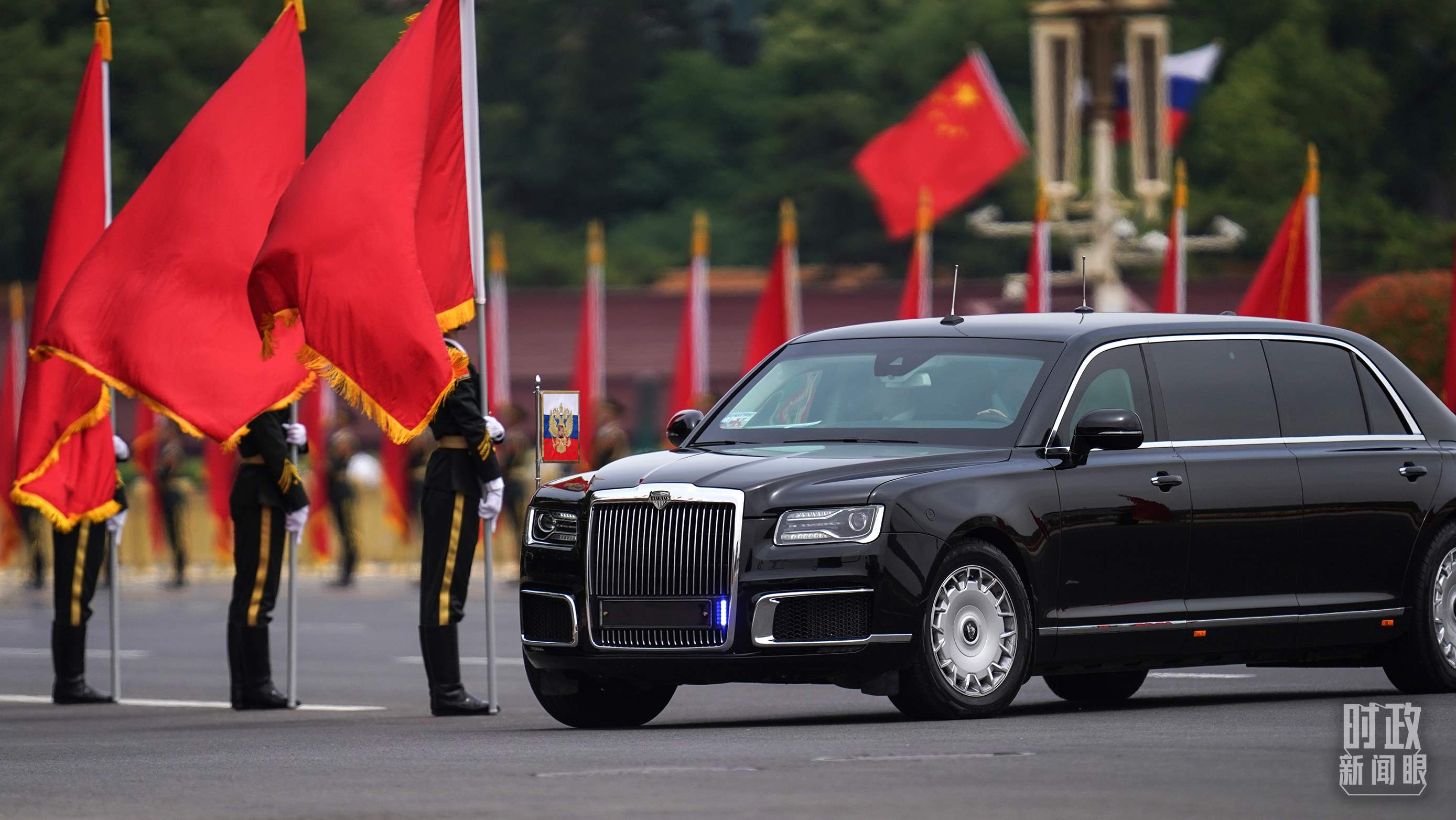 △普京總統(tǒng)乘車抵達歡迎儀式現(xiàn)場。（總臺國廣記者李晉拍攝）