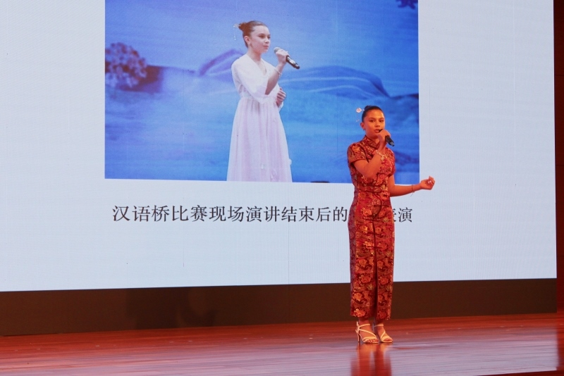 4、美國的中文愛好者譚木蘭在現(xiàn)場演唱歌曲《揮著翅膀的女孩》。 伊莎貝爾·羅德里格斯攝