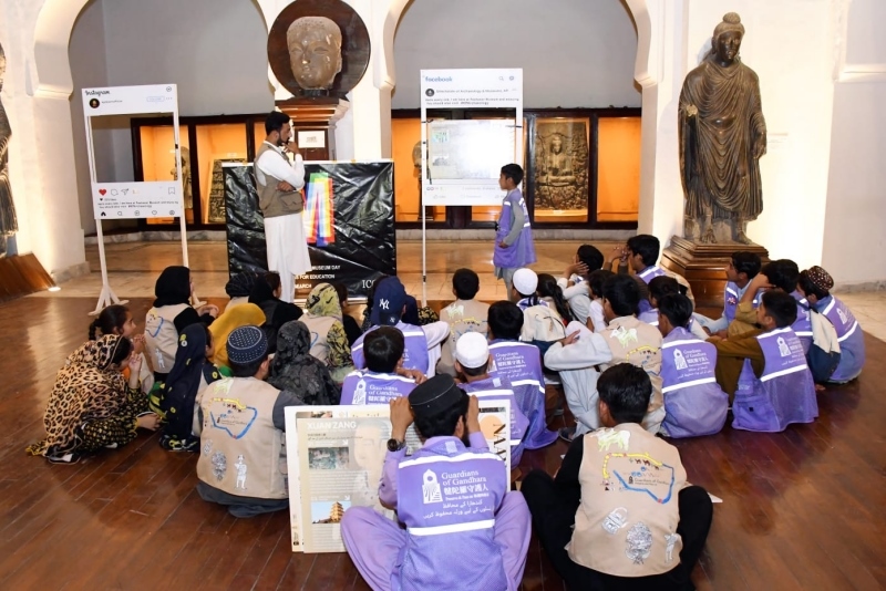 志愿者在博物館給孩子們開展互動講解?！瓣恿_守護人”供圖