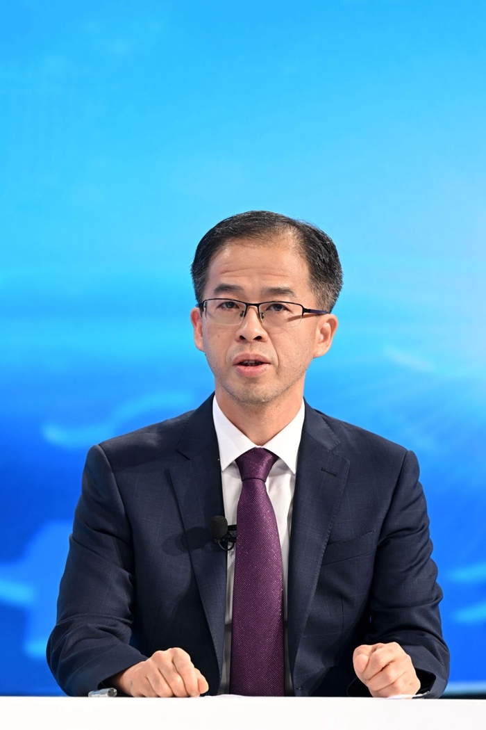 商務(wù)部政研室副主任丁維順在“中國(guó)經(jīng)濟(jì)圓桌會(huì)”錄制現(xiàn)場(chǎng)交流發(fā)言。新華社記者 金良快 攝