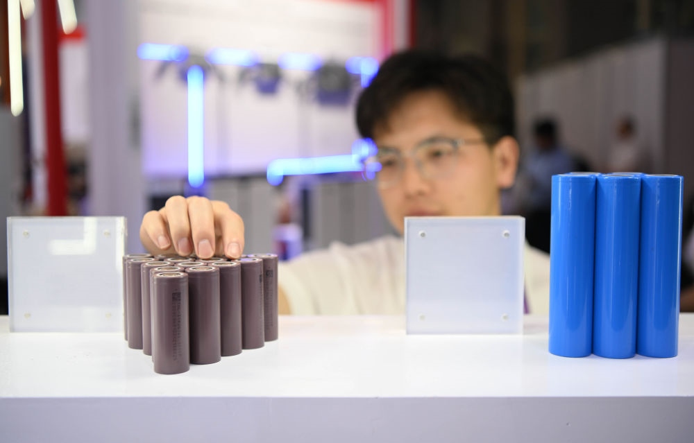 這是一家企業(yè)在第135屆廣交會(huì)上展出的鋰電池產(chǎn)品（2024年4月15日攝）。新華社記者 鄧華 攝