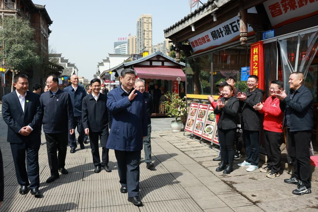 2024年3月19日上午，習(xí)近平總書記在湖南常德河街考察時，同店主和游客親切交流。新華社記者 王曄 攝