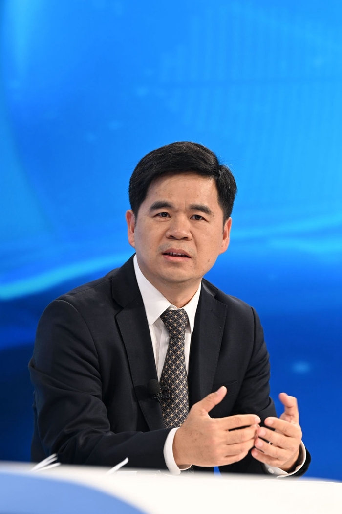 工業(yè)和信息化部運(yùn)行監(jiān)測(cè)協(xié)調(diào)局副局長(zhǎng)何海林在“中國(guó)經(jīng)濟(jì)圓桌會(huì)”錄制現(xiàn)場(chǎng)交流發(fā)言。新華社記者 金良快 攝