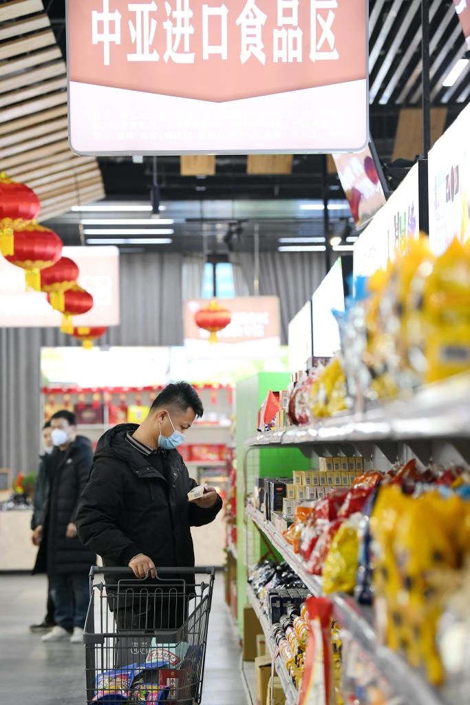在位于西安浐灞國際港的愛菊健康生活體驗(yàn)館，消費(fèi)者挑選中亞進(jìn)口食品。新華社記者李一博 攝