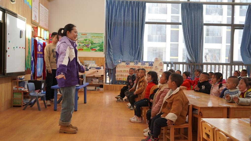  孩子們在昭覺縣易地扶貧搬遷縣城集中安置點(diǎn)沐恩邸社區(qū)幼兒園上課。新華社記者 尹恒 攝