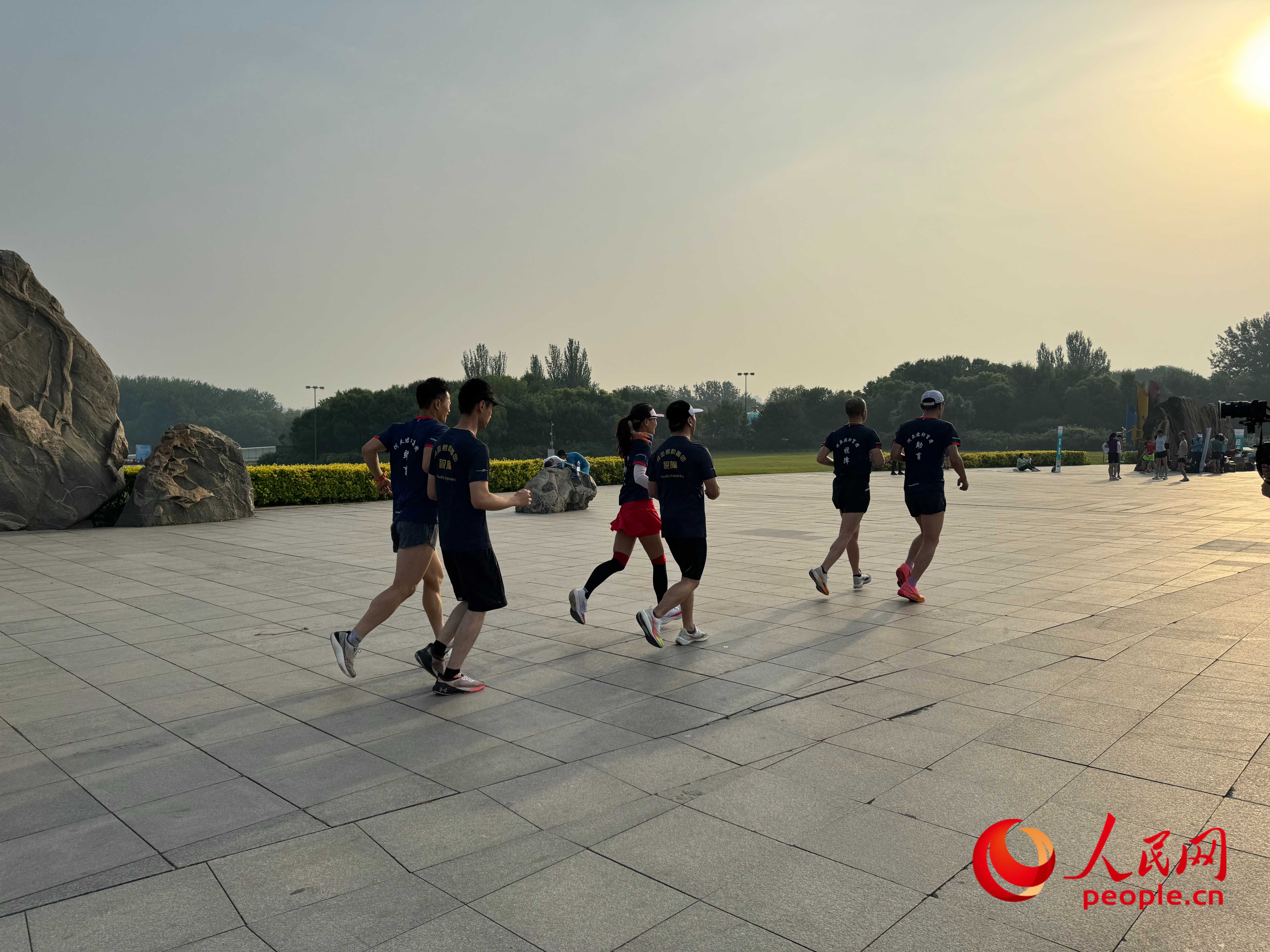 在北京奧林匹克森林公園，盲人跑團(tuán)迎著朝陽(yáng)在奔跑。人民網(wǎng) 周靜圓攝