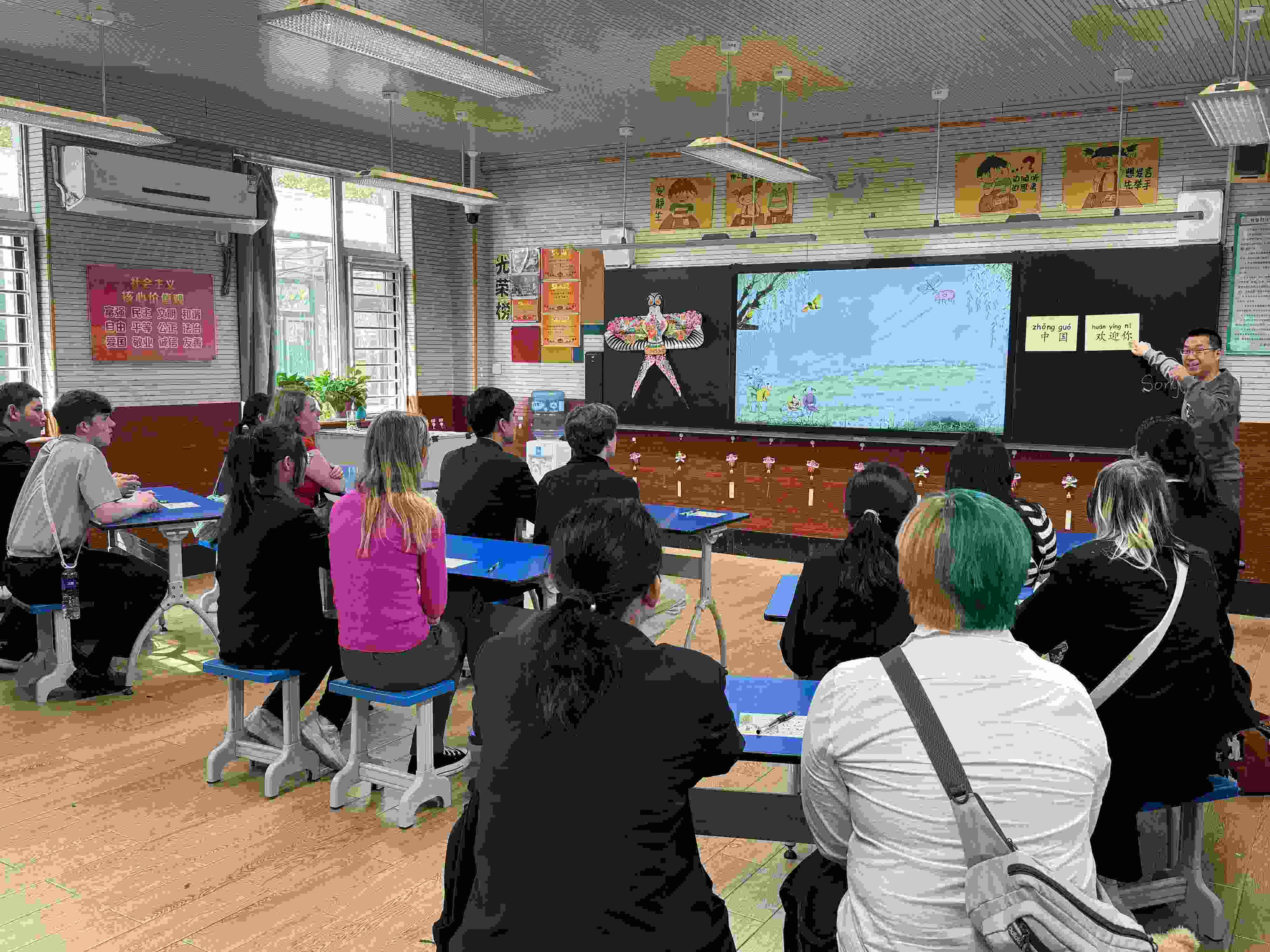 2024年4月20日，美國艾奧瓦州馬斯卡廷高中“友誼傳承”研學團來到石家莊外國語學校，中美學生同上一節(jié)中文課。