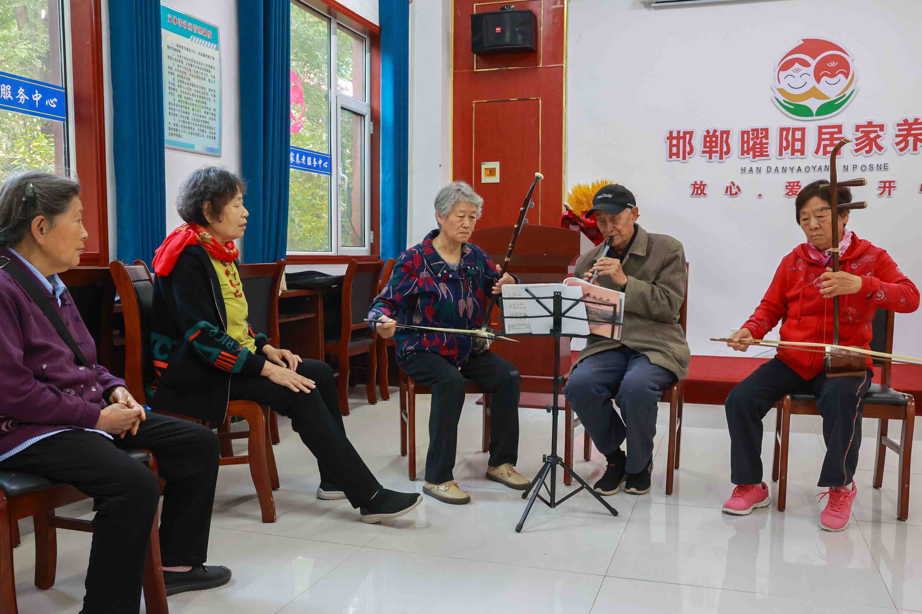 △ 近年來，在以習近平同志為核心的黨中央堅強領(lǐng)導(dǎo)下，從探索建立國家基本養(yǎng)老服務(wù)清單制度，到構(gòu)建居家社區(qū)機構(gòu)相協(xié)調(diào)的“中國式”養(yǎng)老服務(wù)體系，再到理順養(yǎng)老服務(wù)監(jiān)管機制，一項項養(yǎng)老服務(wù)領(lǐng)域改革“實招”“硬招”不斷落地見效。圖為河北省邯鄲市邯山區(qū)曜陽養(yǎng)老服務(wù)中心內(nèi)，老人在學習樂器演奏。