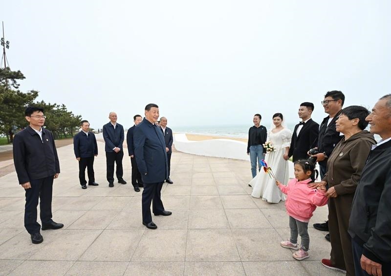 5月22日，在山東日照考察調(diào)研的習(xí)近平總書記來(lái)到陽(yáng)光海岸綠道，同市民游客親切交流。