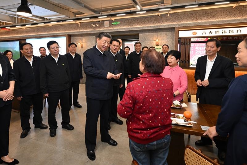 4月22日，在重慶考察的習(xí)近平總書記來(lái)到九龍坡區(qū)謝家灣街道民主村社區(qū)，察看小區(qū)改造和便民服務(wù)情況。