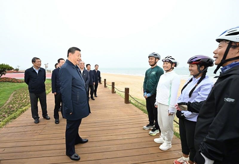 5月22日，在山東日照考察調(diào)研的習(xí)近平總書記來(lái)到陽(yáng)光海岸綠道，和騎行愛(ài)好者親切交流。