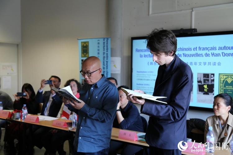 法國(guó)學(xué)子與作家韓東共讀小說(shuō)選段。人民網(wǎng)記者 于超凡攝