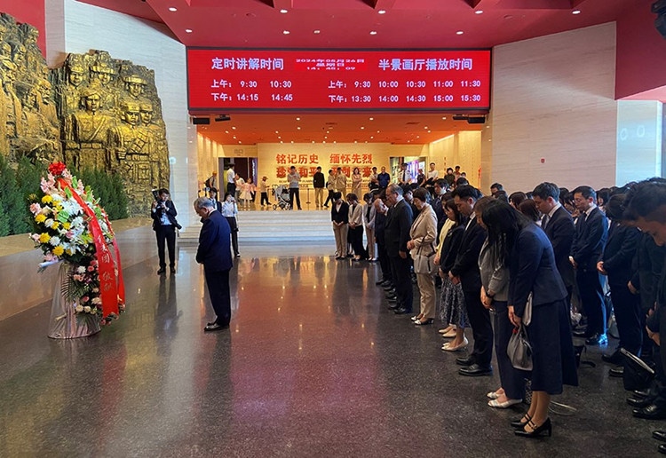 創(chuàng)價學(xué)會會長原田稔及青年代表團(tuán)向中國人民抗日戰(zhàn)爭紀(jì)念館敬獻(xiàn)花籃。中國人民抗日戰(zhàn)爭紀(jì)念館供圖