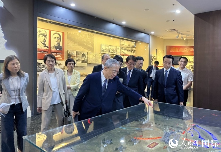創(chuàng)價學(xué)會會長原田稔（中）與青年代表團(tuán)成員訪問中國人民抗日戰(zhàn)爭紀(jì)念館。人民網(wǎng)記者 陳思攝