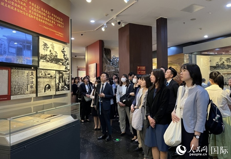 創(chuàng)價學(xué)會青年代表團(tuán)成員在中國人民抗日戰(zhàn)爭紀(jì)念館參觀。人民網(wǎng)記者 陳思攝