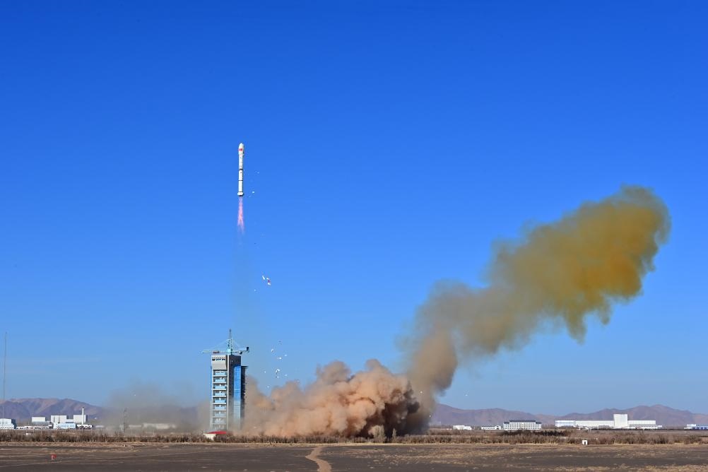 2023年12月4日，中國在酒泉衛(wèi)星發(fā)射中心使用長征二號丙運(yùn)載火箭，成功將援埃及二號衛(wèi)星發(fā)射升空，衛(wèi)星順利進(jìn)入預(yù)定軌道，發(fā)射任務(wù)獲得圓滿成功。新華社發(fā)（汪江波 攝）