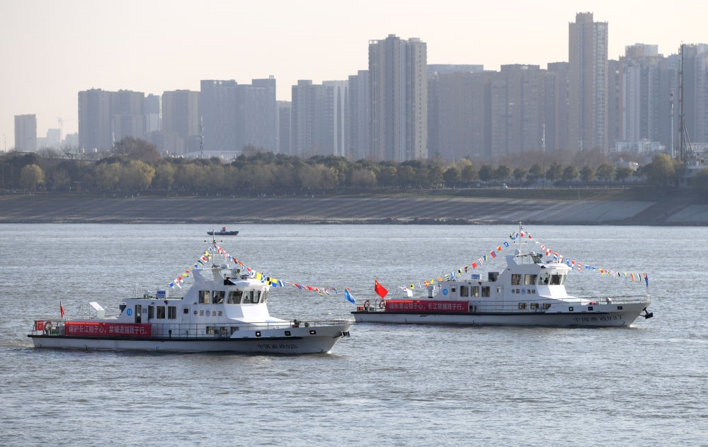 漁政執(zhí)法船隊從長江武漢段江面駛過，啟動長江流域重點水域“十年禁漁”（2020年12月31日攝）。新華社記者 程敏 攝