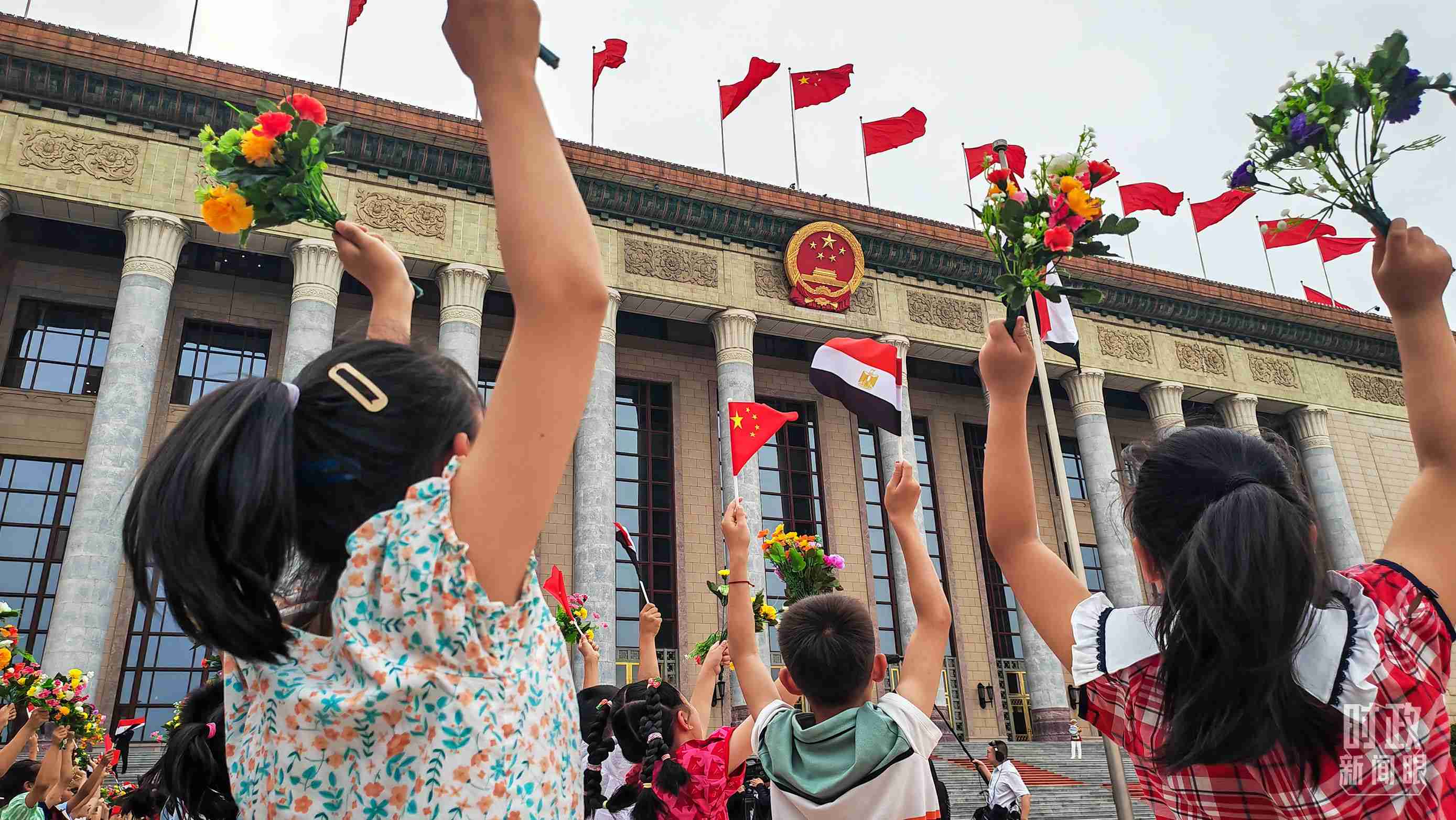 △5月29日下午，習(xí)近平主席舉行儀式歡迎埃及總統(tǒng)塞西訪華。圖為歡迎儀式現(xiàn)場(chǎng)的少年兒童。（總臺(tái)央視記者劉琦拍攝）