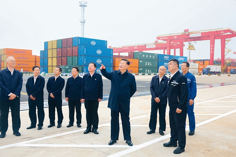 2024年5月22日至24日，中共中央總書記、國(guó)家主席、中央軍委主席習(xí)近平在山東考察。這是22日下午，習(xí)近平在日照港察看全自動(dòng)化集裝箱碼頭作業(yè)場(chǎng)景。 新華社記者 鞠鵬/攝