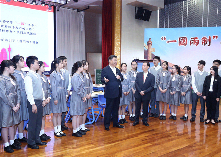 2019年12月19日，習(xí)近平總書記來到澳門濠江中學(xué)附屬英才學(xué)校，和師生親切交流。