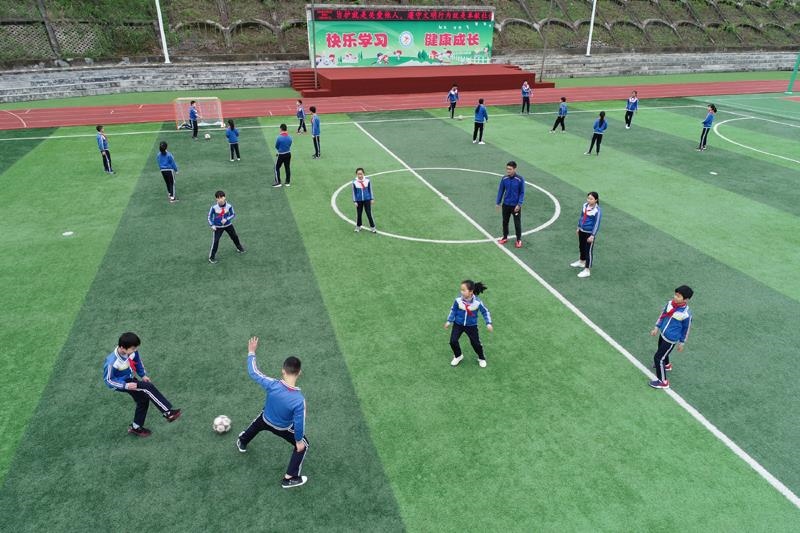 陜西安康平利縣老縣鎮(zhèn)中心小學(xué)的學(xué)生在操場上踢球。