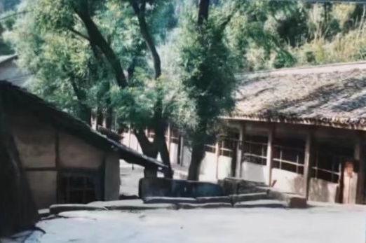 這是之江小學(xué)的前身——四川省南充市嘉陵區(qū)一所山區(qū)小學(xué)的校舍（資料照片翻拍）。