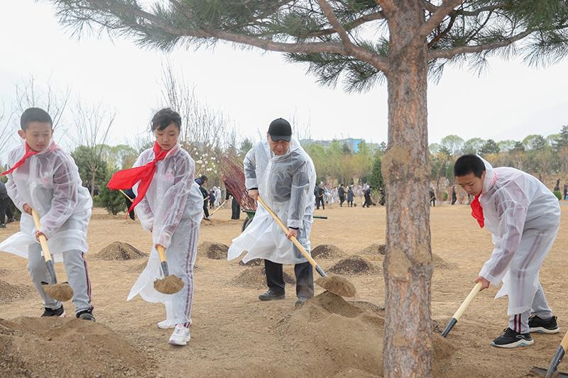2023年4月4日，習(xí)近平總書記來到北京市朝陽區(qū)東壩中心公園參加首都義務(wù)植樹活動。這是總書記同孩子們一起植樹。