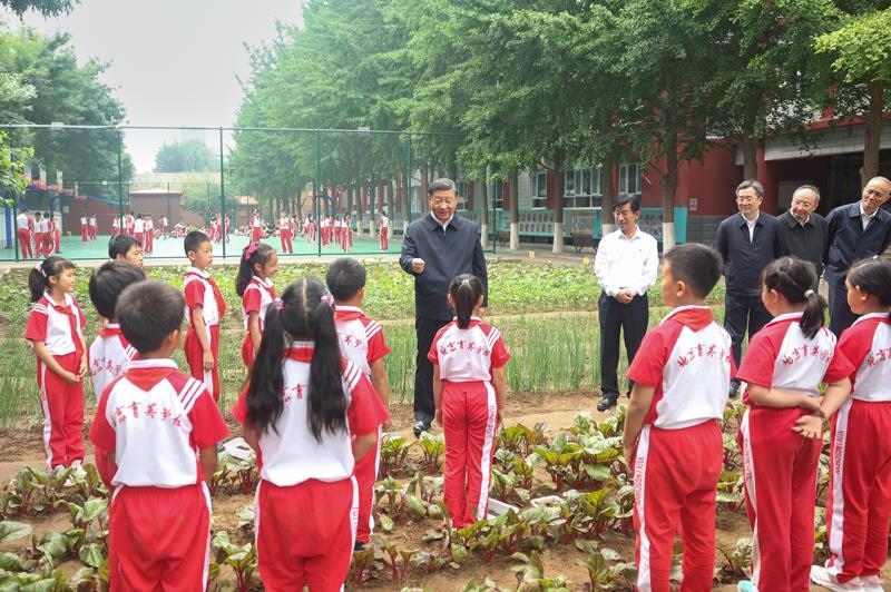 2023年5月31日，習(xí)近平總書記在北京育英學(xué)校同小學(xué)生們親切交流。