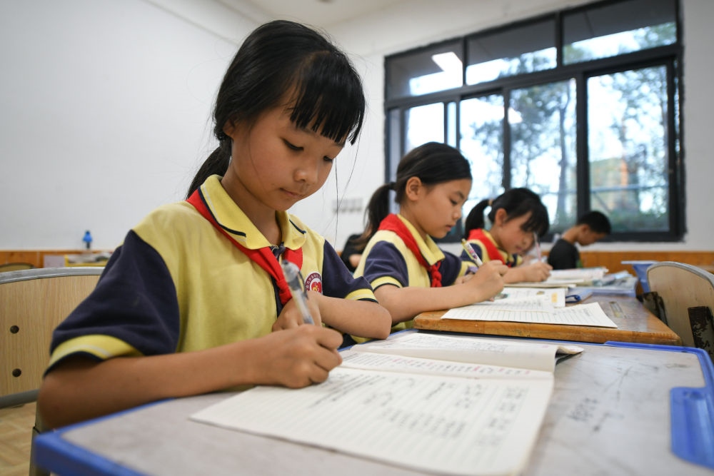 5月30日，學(xué)生在之江小學(xué)“留守兒童之家”寫作業(yè)。