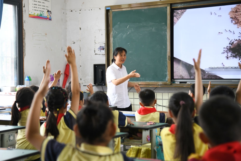 5月31日，學(xué)生在科學(xué)課上與老師互動。新華社記者 胥冰潔 攝