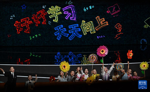 6月1日，演員在“我和祖國(guó)一起成長(zhǎng)”主題演出活動(dòng)中表演。新華社記者 金良快 攝