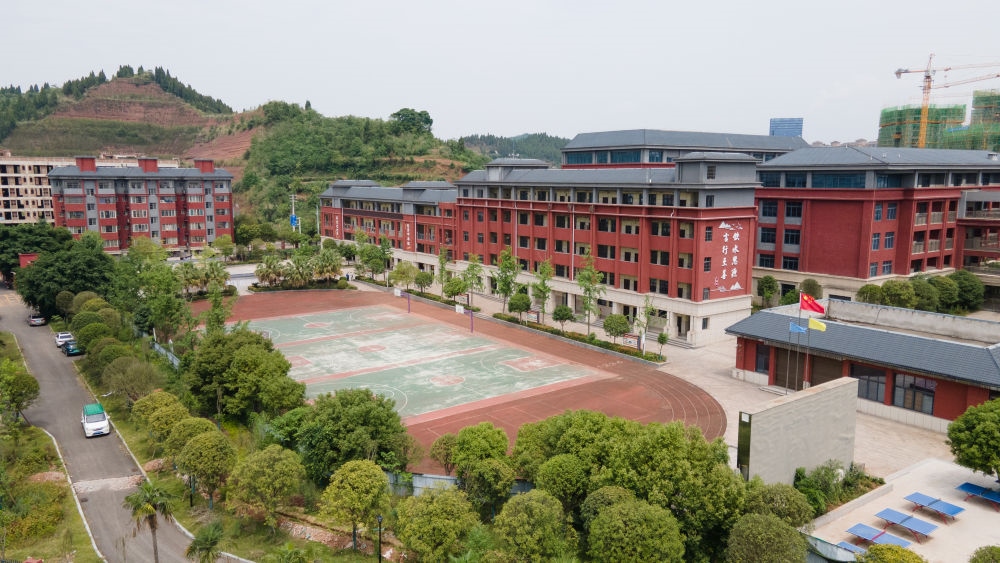 這是5月31日拍攝的之江小學(xué)校園（無人機(jī)照片）。新華社記者 胥冰潔 攝
