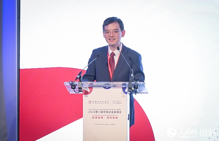 英國(guó)中國(guó)商會(huì)會(huì)長(zhǎng)、中國(guó)銀行倫敦分行行長(zhǎng)方文建致辭。人民網(wǎng) 郭錦標(biāo)攝