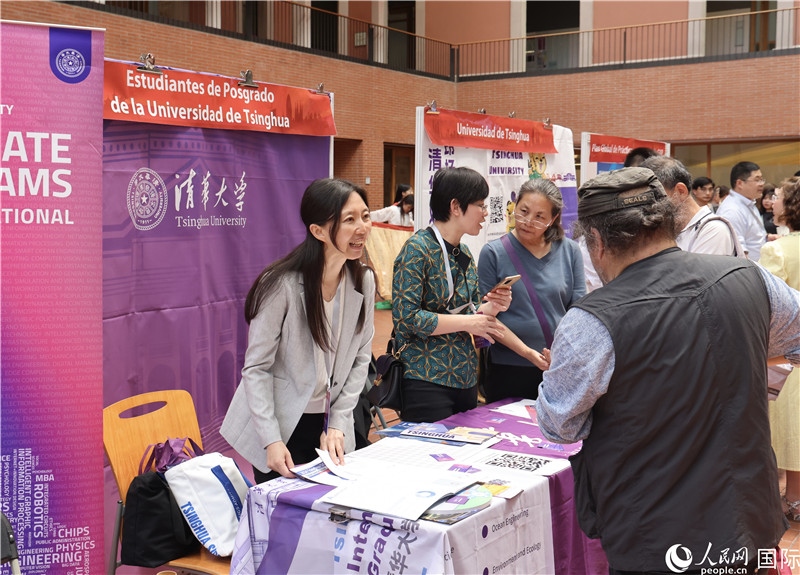 旅西華人華僑在展臺(tái)前咨詢。人民網(wǎng)記者 顏歡攝