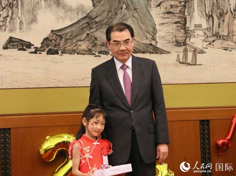吳江浩大使向中文朗誦比賽獲獎(jiǎng)選手代表贈(zèng)送書籍。人民網(wǎng) 許可攝