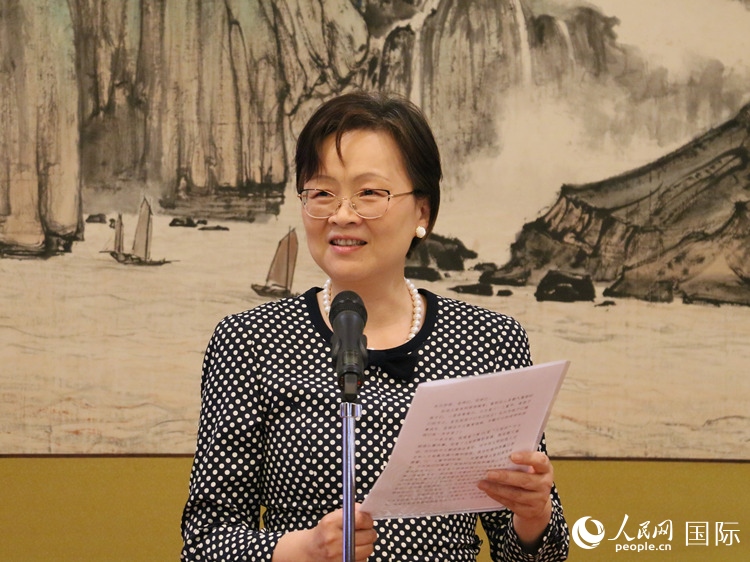 大使夫人丁玥致辭。人民網(wǎng) 許可攝