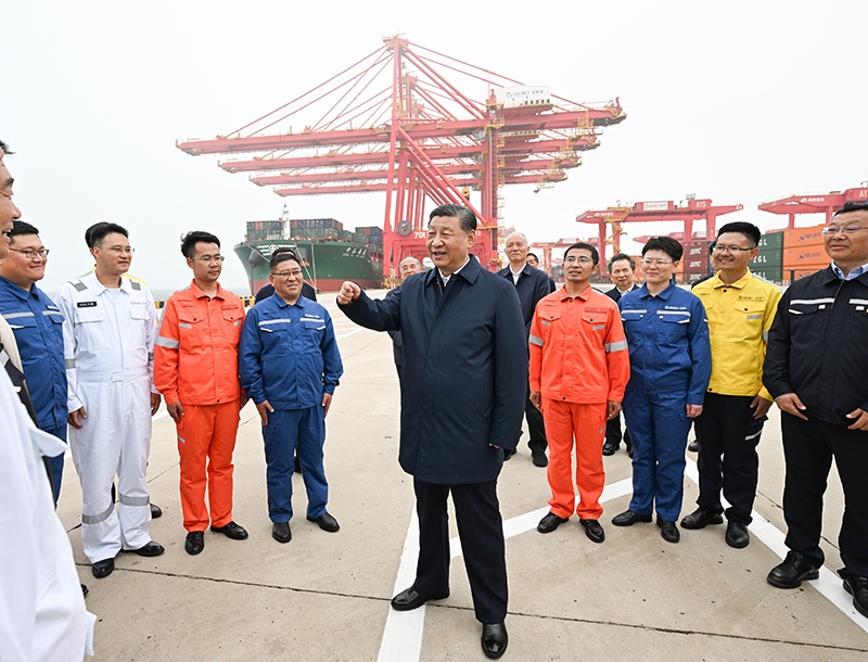 △2024年5月22日，習(xí)近平總書(shū)記在山東省日照港親切慰問(wèn)港口科技工作者、運(yùn)營(yíng)人員、航運(yùn)人員。