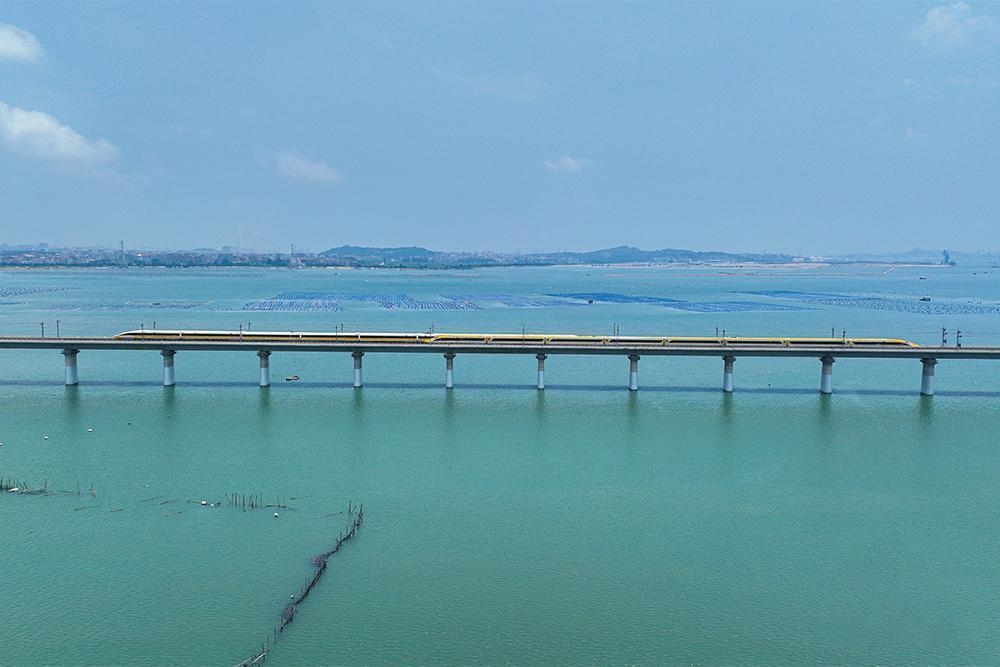 △2023年6月28日，CR450動車組試驗列車在湄洲灣跨海大橋交會運行，單列最高運行時速達到453公里。