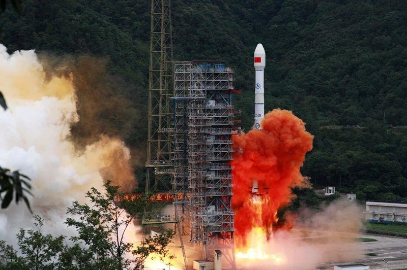 △2020年6月23日，我國北斗三號全球衛(wèi)星導航系統(tǒng)最后一顆組網(wǎng)衛(wèi)星在西昌衛(wèi)星發(fā)射中心點火升空。同年7月，北斗三號系統(tǒng)正式開通全球服務，“中國的北斗”真正成為“世界的北斗”。