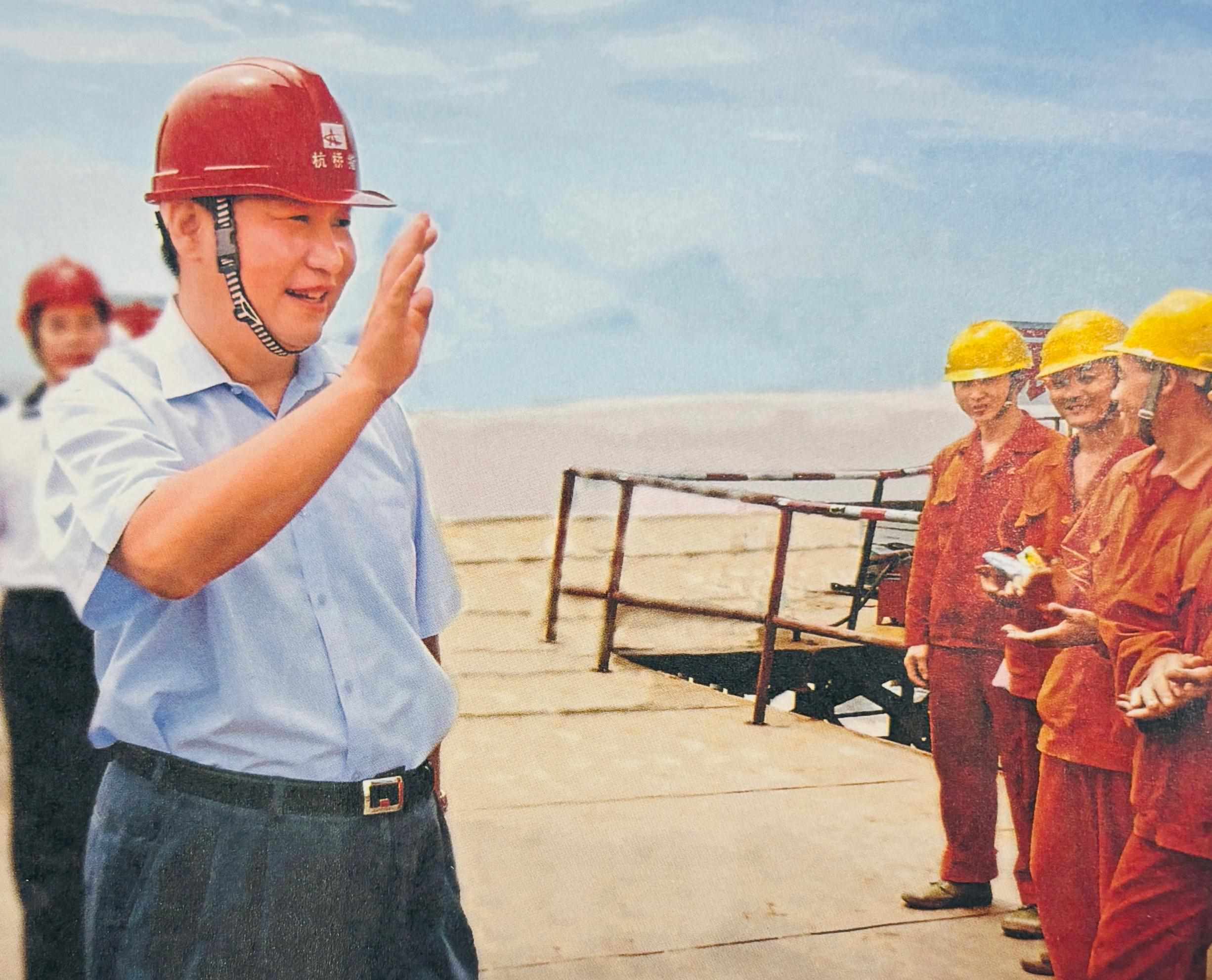 △2006年7月12日，習近平在杭州灣跨海大橋嘉興市海鹽段建設工地慰問工人。