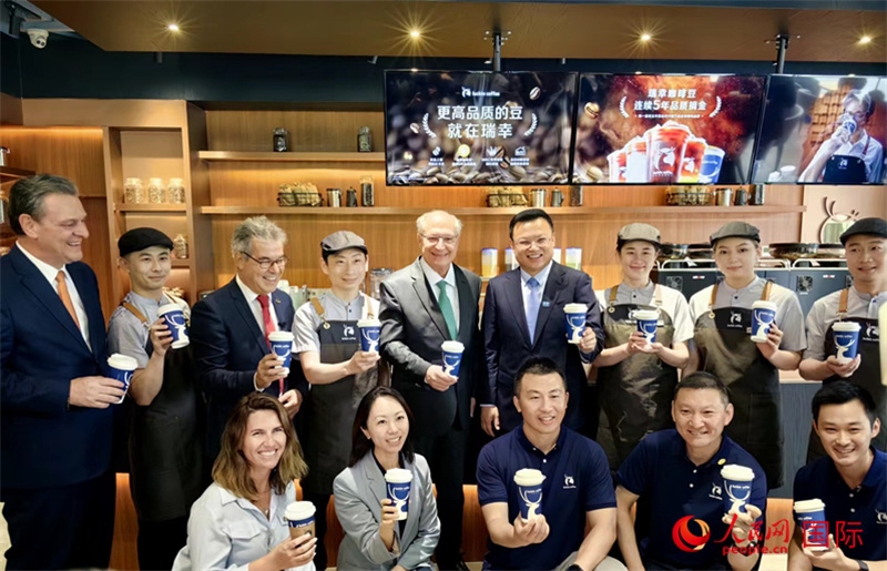 巴西副總統(tǒng)阿爾克明在北京某咖啡店推廣巴西咖啡。人民網(wǎng)記者 符園園攝