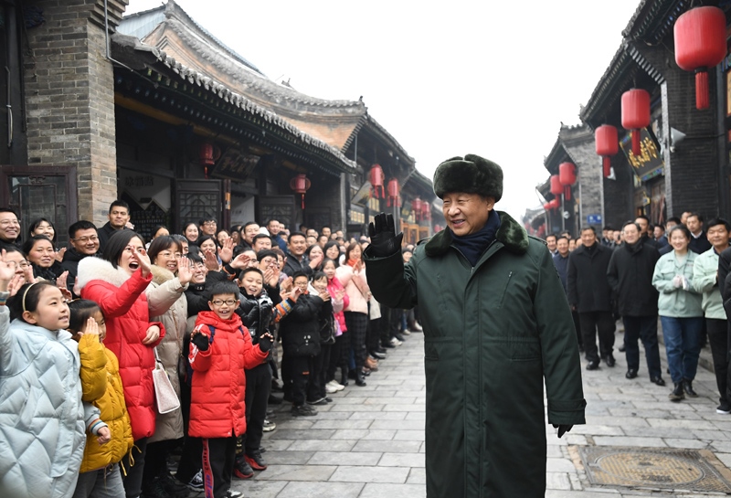 2022年1月27日，習(xí)近平總書記在山西平遙古城向現(xiàn)場群眾揮手致意。