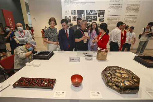2023年5月28日，北京，推光漆器匠人為駐華使節(jié)展示技藝。