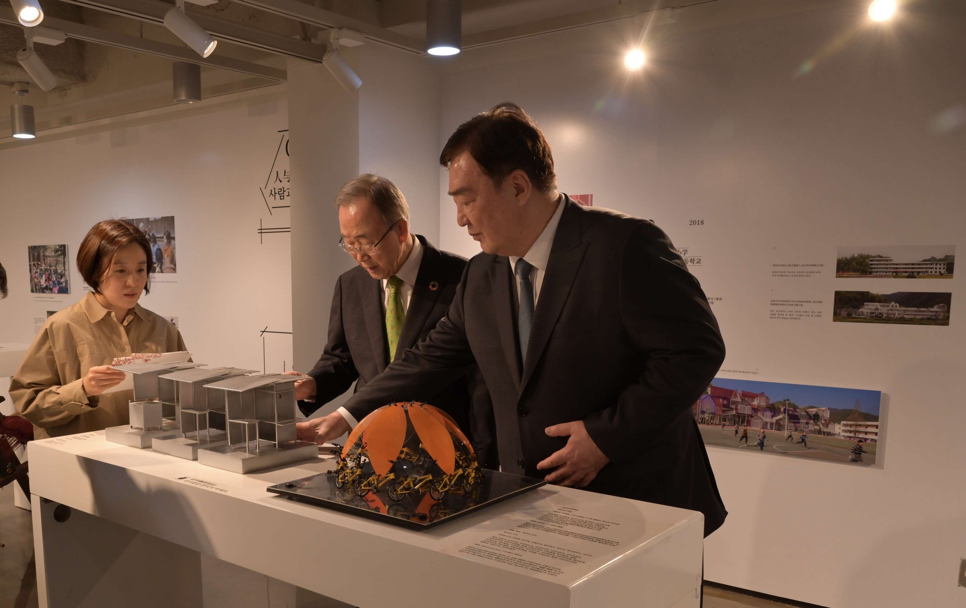 邢海明（右一）與潘基文共同參觀《自然生活傳承——美麗中國特展》。首爾中國文化中心供圖