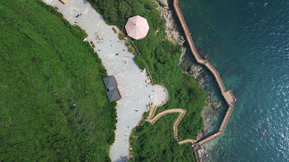 2023年8月16日，長海縣小長山島小水口森林公園一角（無人機照片）。新華社記者 陳為 攝