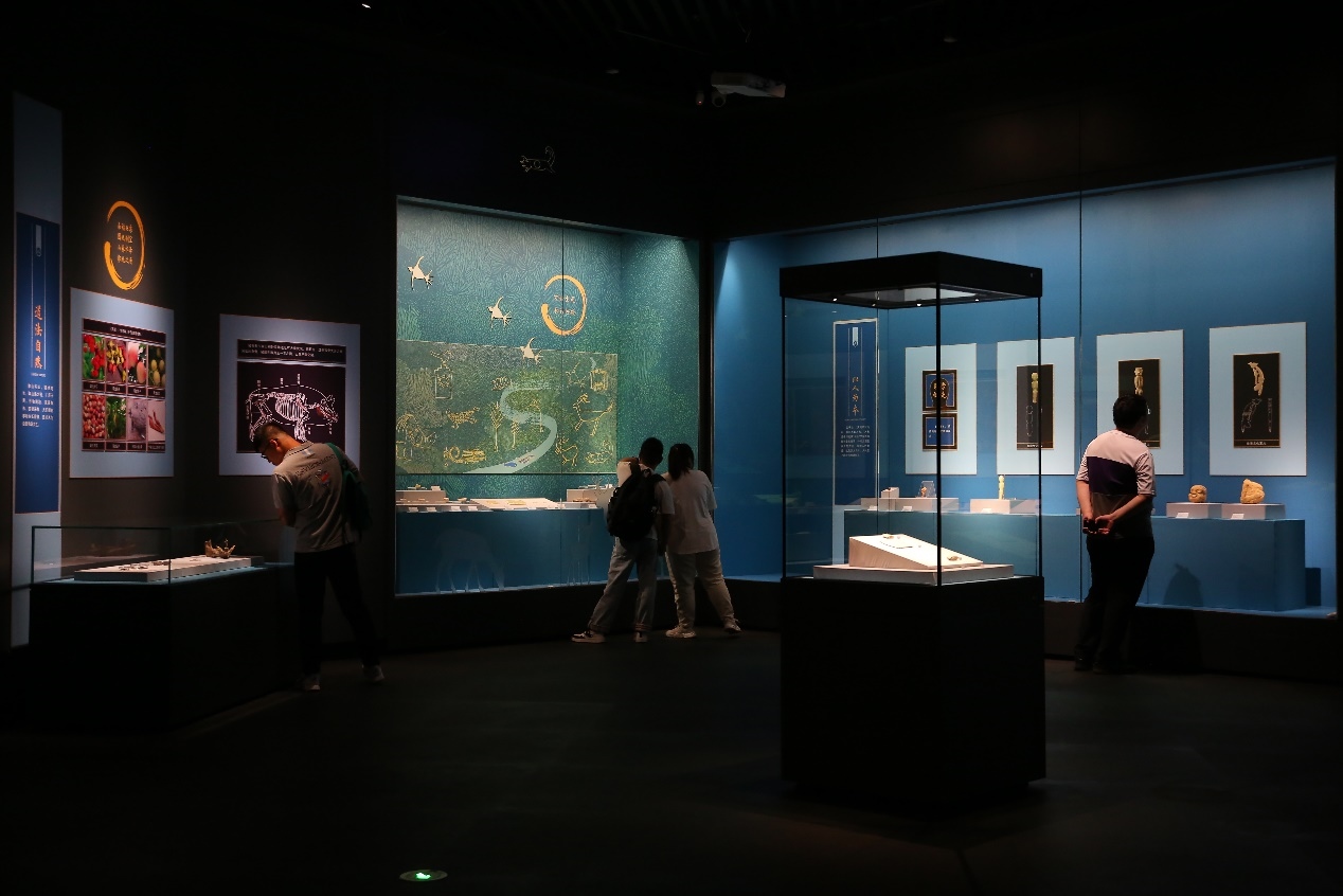 觀眾正在參觀展覽。國家文物局供圖