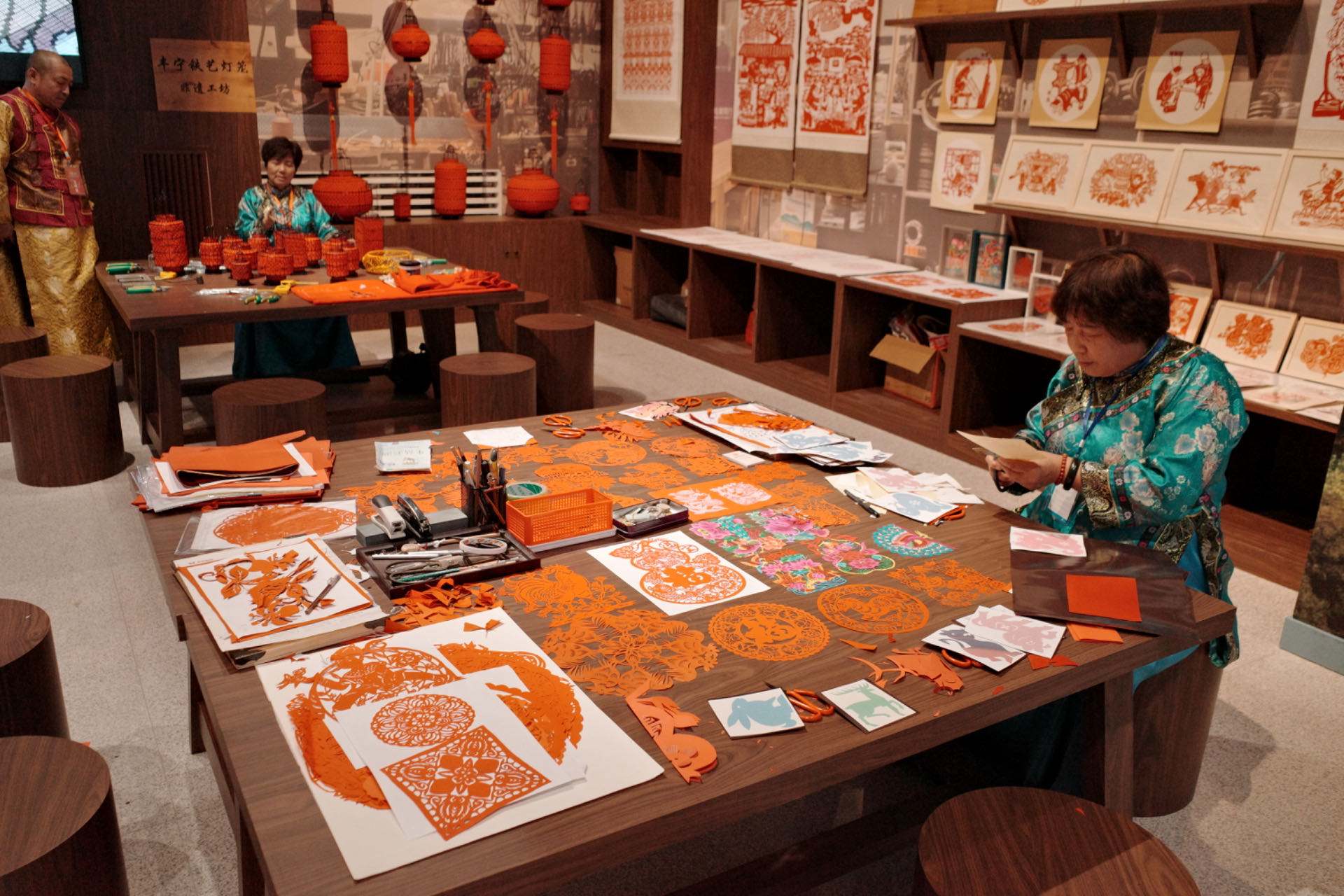 “氣象萬(wàn)千——中國(guó)非遺保護(hù)實(shí)踐主題展”上，非遺傳承人現(xiàn)場(chǎng)展示。人民網(wǎng)記者 劉微攝